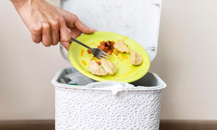 Membuang Makanan